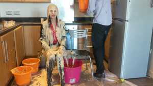 mess-virgin-in-work-gear-vs-stale-slime_