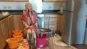 mess-virgin-in-work-gear-vs-stale-slime_