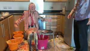 mess-virgin-in-work-gear-vs-stale-slime_