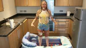 sexy-scottish-blonde-custard-and-trifle_