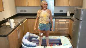 sexy-scottish-blonde-custard-and-trifle_